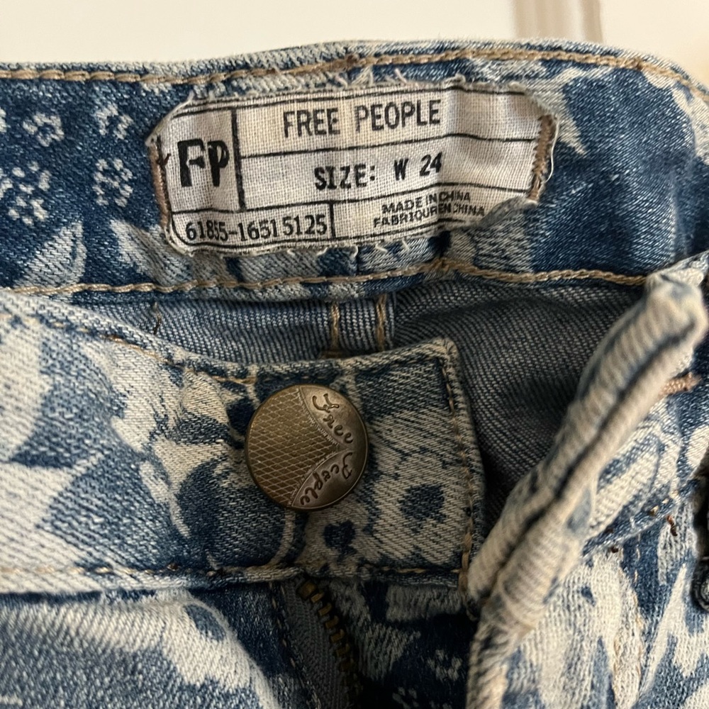 Free People size 00 or size 24 bleach flower print skinny jeans extra small
